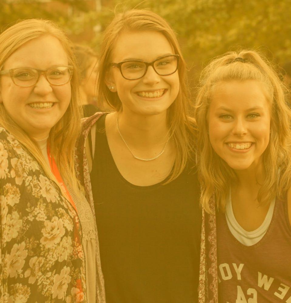 三个女大学生摆姿势微笑